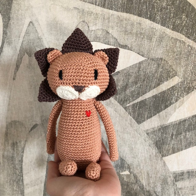 Leone amigurumi con cuore ricamato
