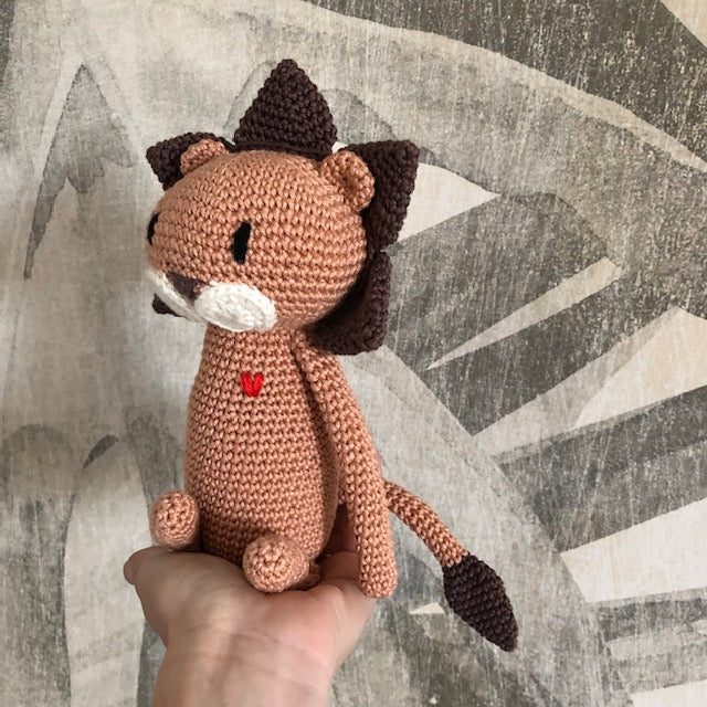 Leone amigurumi con cuore ricamato
