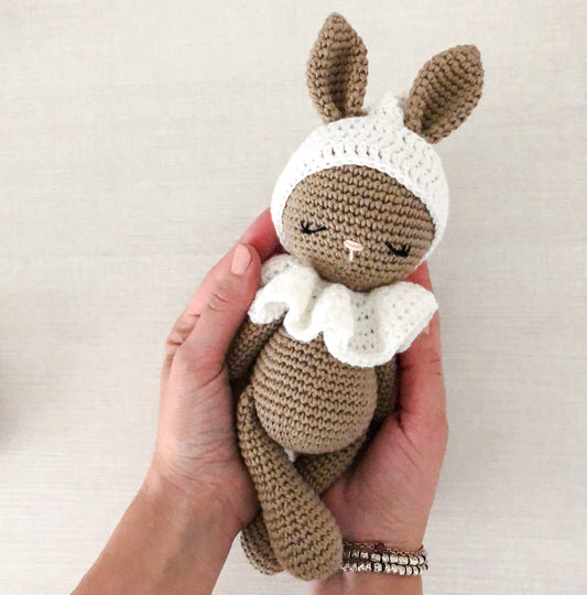 Coniglio Brown con cappello White Sleeping