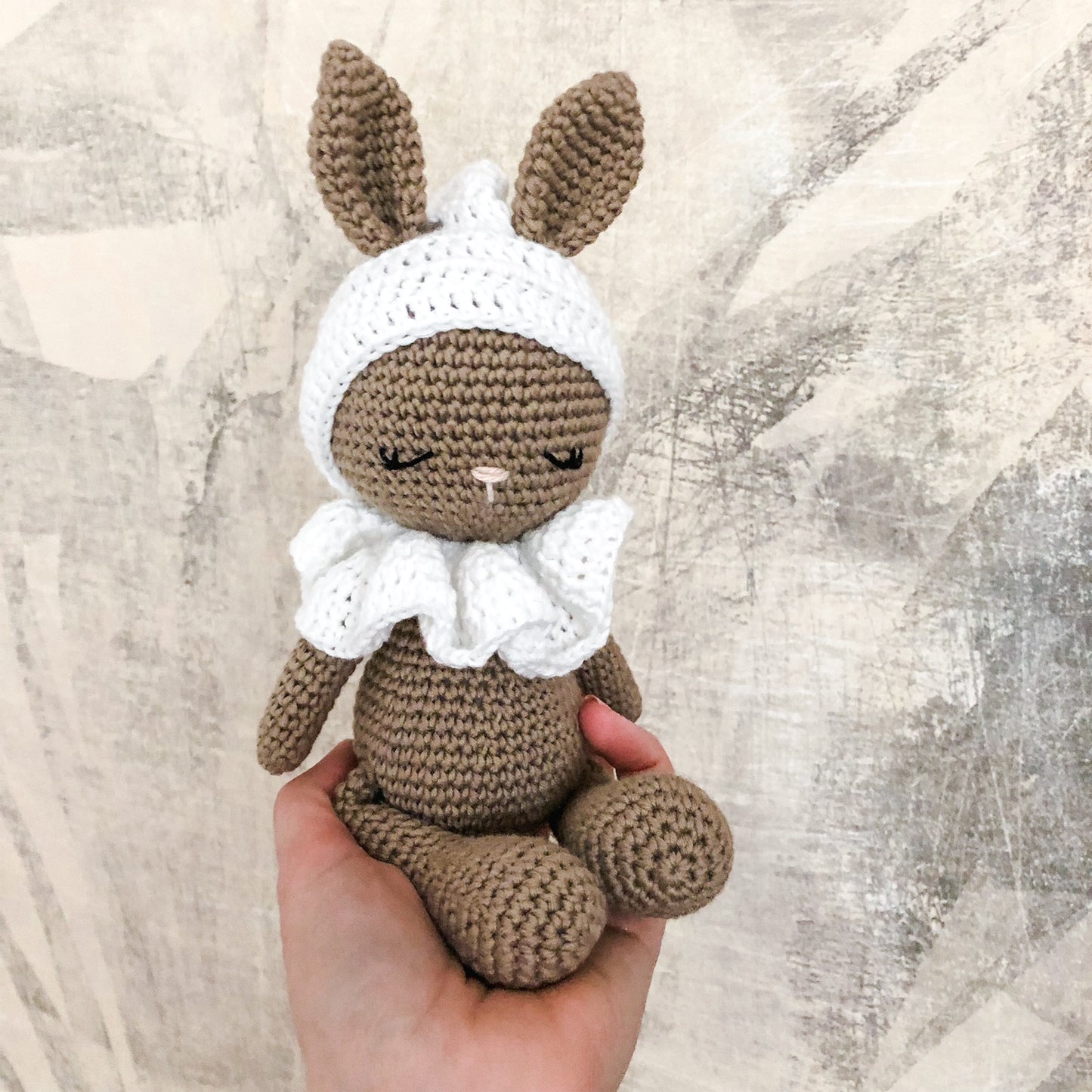 Coniglio Brown con cappello White Sleeping