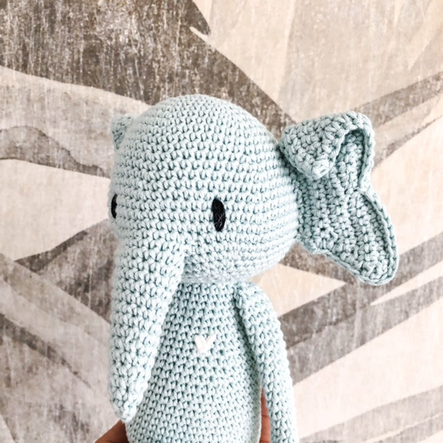 Elefante amigurumi con cuore ricamato