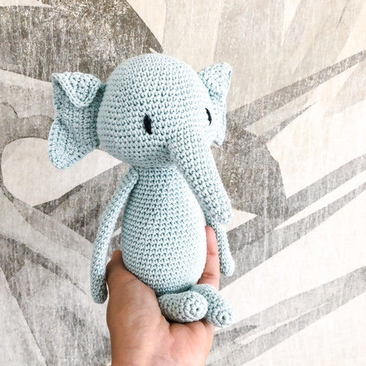 Elefante amigurumi con cuore ricamato